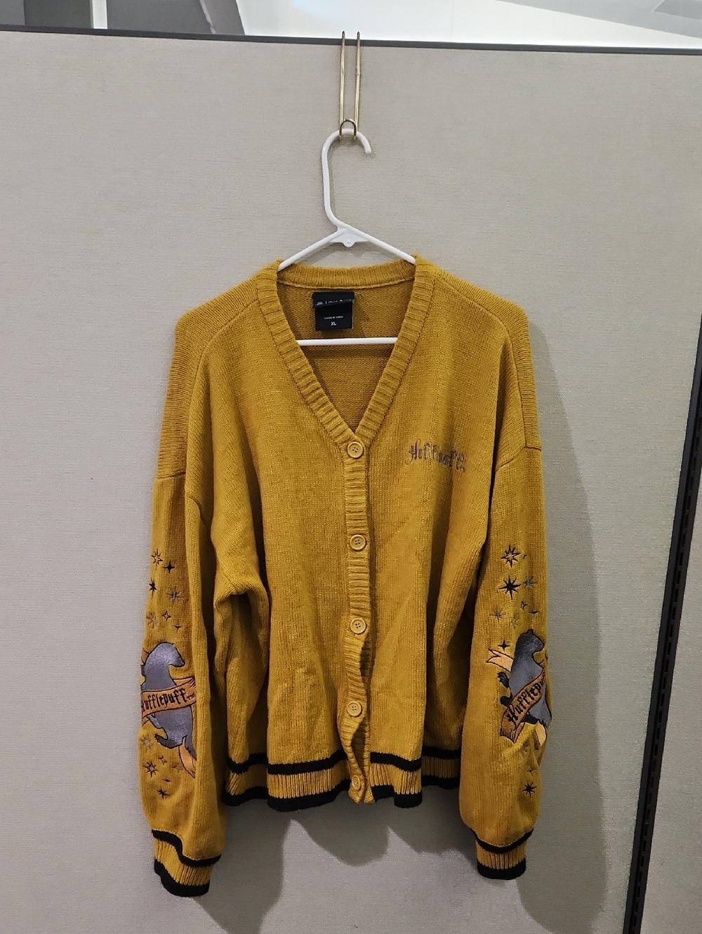 Wizarding World Harry Potter Hufflepuff Sweater Size XL - Picture 2 of 13